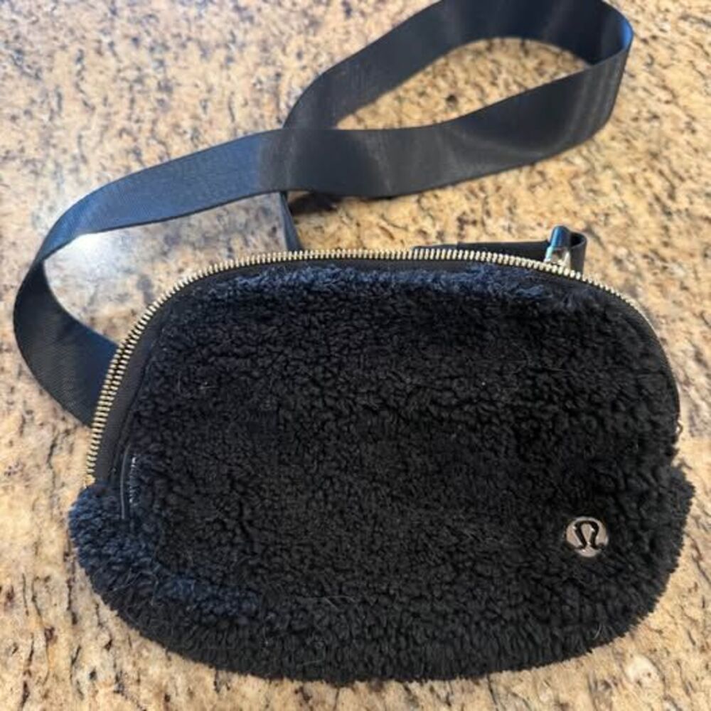 Lulu 🍋 everywhere belt bag fleece black EUC smoke free